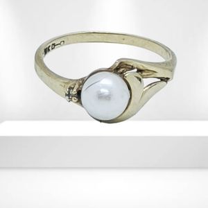 10k Solid Yellow Gold Ring with a Natural Pearl